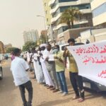 مواطنون ومغتربون ينفذون وقفة احتجاجية أمام وزارة المالية